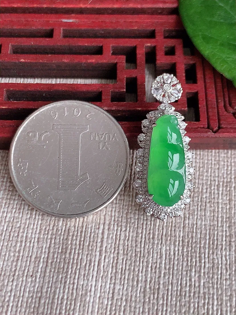 天然A货翡翠18K金伴甜绿四季豆福豆平安豆吊坠尺寸29.8×12×10裸石17.8×7m量4.00g 0516