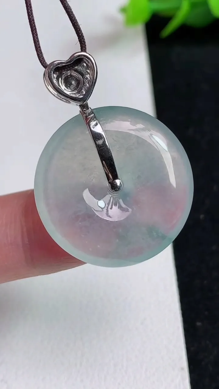 天然A货翡翠飘花平安扣吊坠，尺寸24.7-5.7，重量:8.09g
5月17日
