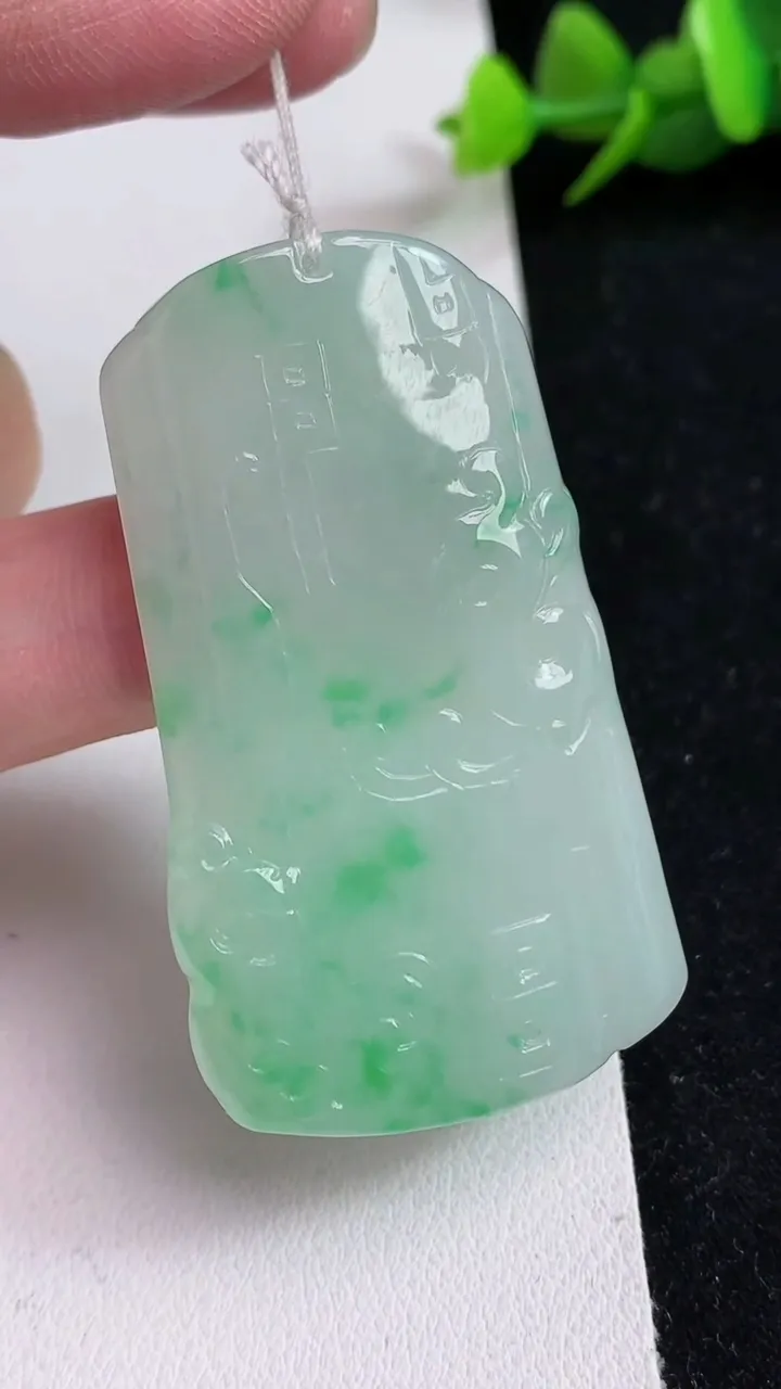 天然A货翡翠仿古牌吊坠，尺寸51.5-29.2-4.6，重量:18.18g
5月17日