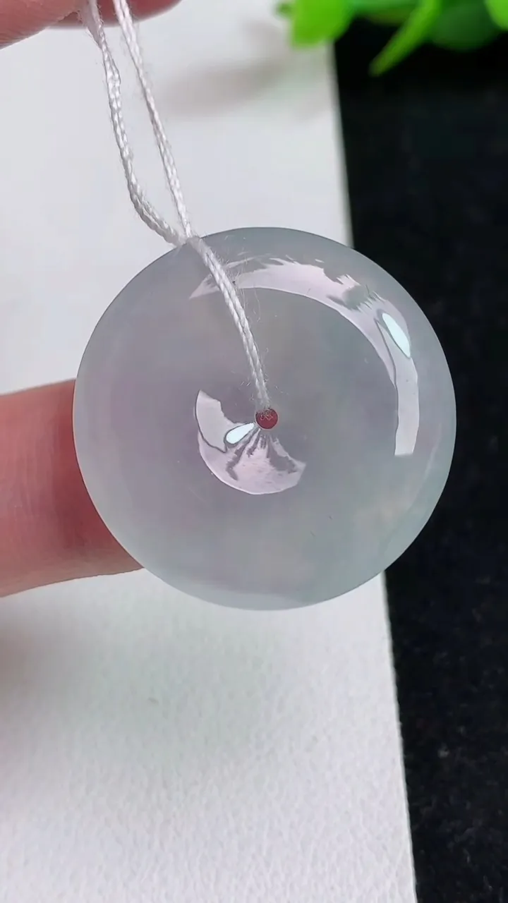 天然A货翡翠白冰平安扣吊坠，尺寸26.3-5.4，重量:8.30g
5月17日