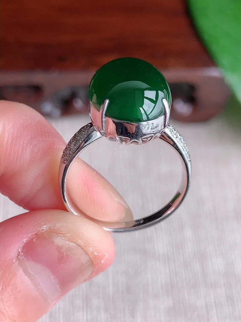 天然A货翡翠18K金伴钻镶嵌满绿蛋面戒指 圈口17.5裸石尺寸14×11mm 重量4.10g 051