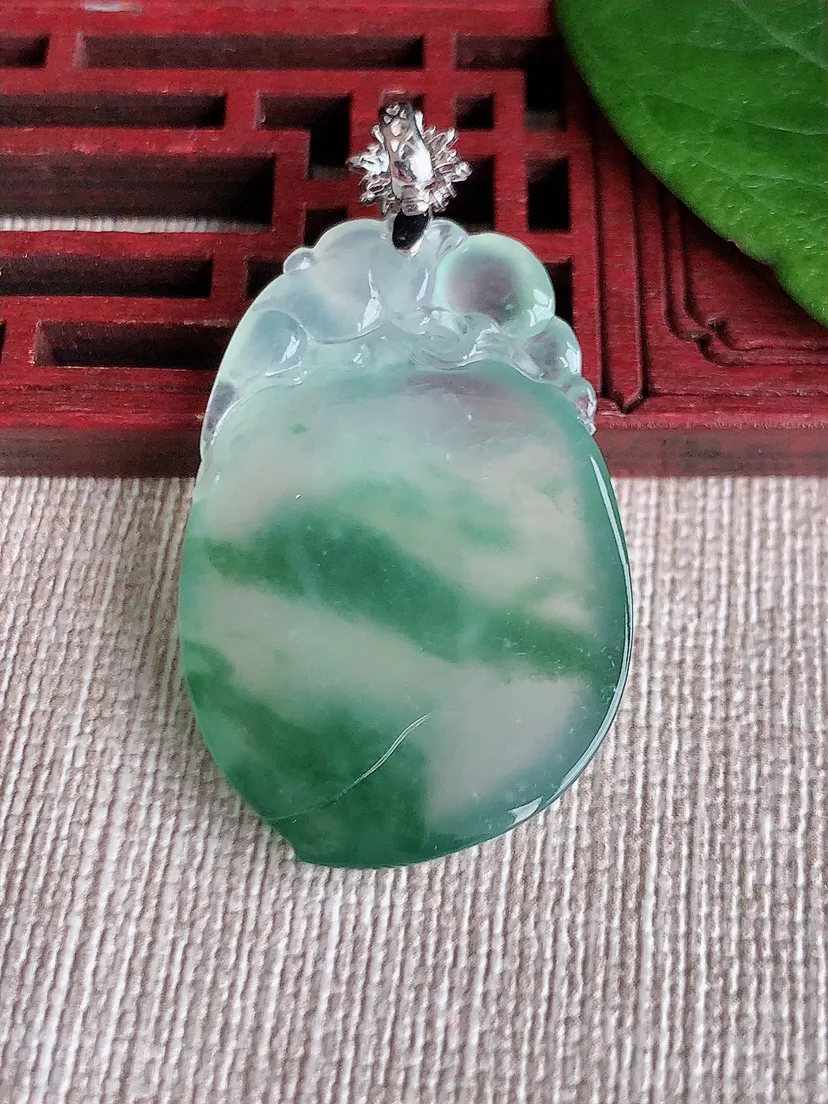 天然A货翡翠18K金伴飘花寿桃灵猴献寿吊坠 尺寸43×36×23.6×6m量10.32g 0516