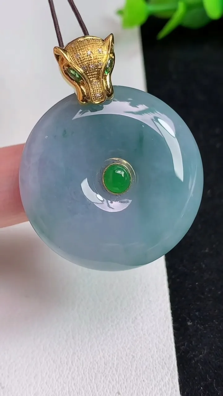 天然A货翡翠k金紫罗兰 飘花平安扣吊坠，尺寸32.4-7.4，重量:18.35g
5月17日