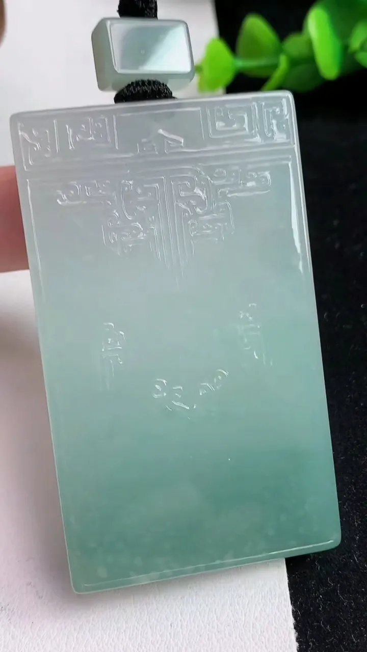 天然A货翡翠仿古无事牌吊坠，尺寸60.8-36.2-5.5，重量:45.21g
5月17日