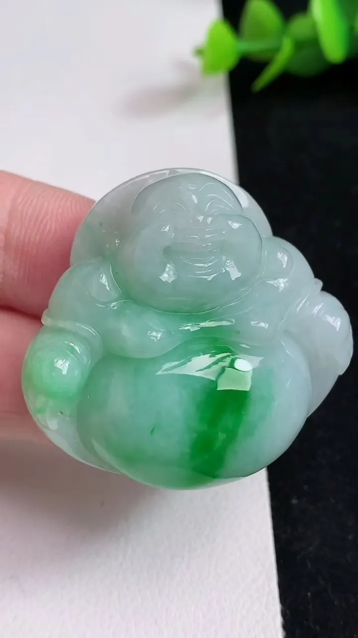 天然A货翡翠佛公吊坠，尺寸37-40-12.6，重量:29.35g
5月17日