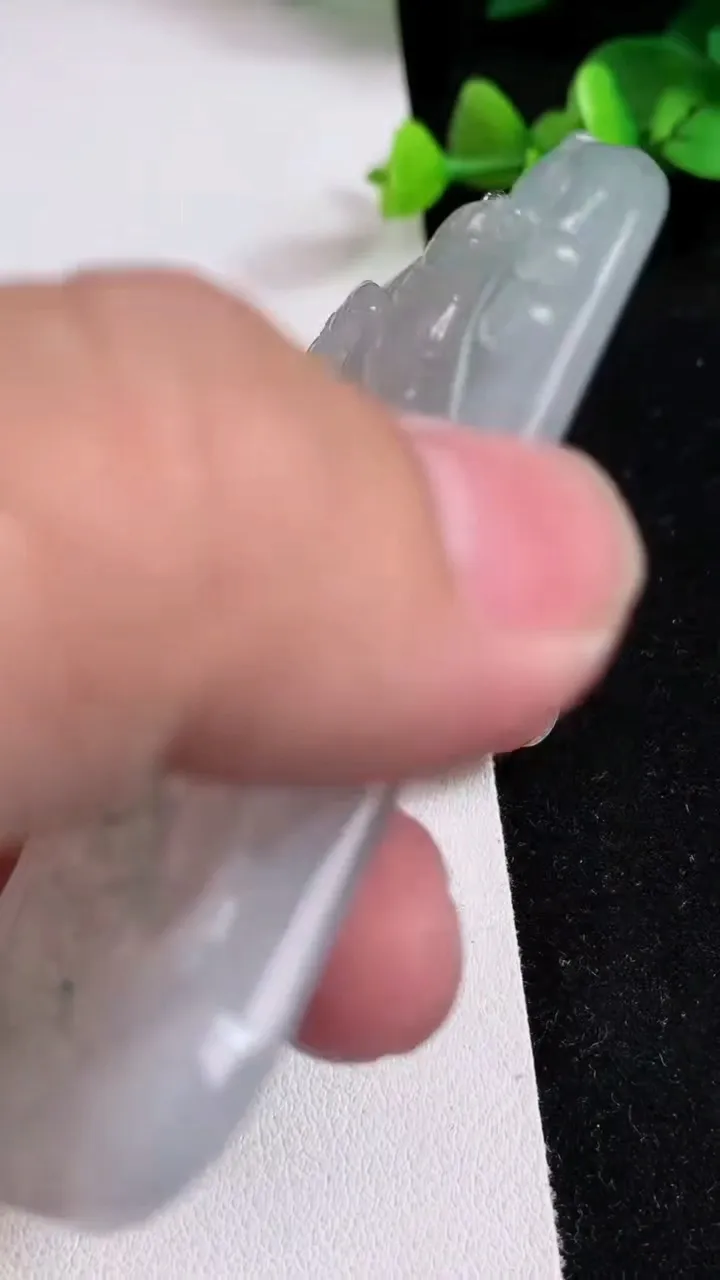天然A货翡翠飘花普贤菩萨吊坠，尺寸79-40-6.3，重量:49.89g
5月17日