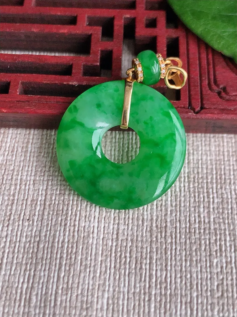 天然A货翡翠18K金伴阳绿平安环吊坠尺寸37×23.3×2.7m量4.34g 0516