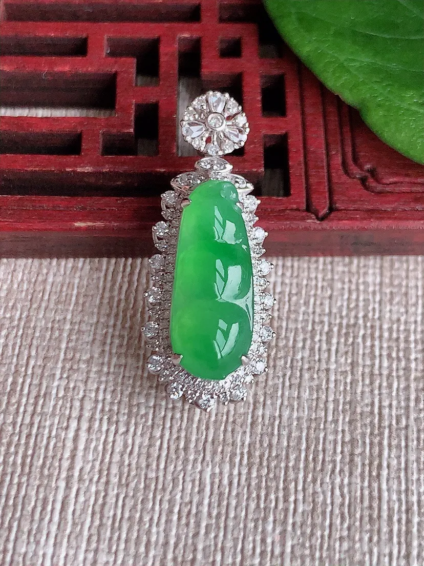 天然A货翡翠18K金伴甜绿四季豆福豆平安豆吊坠尺寸29.8×12×10裸石17.8×7m量4.00g 0516