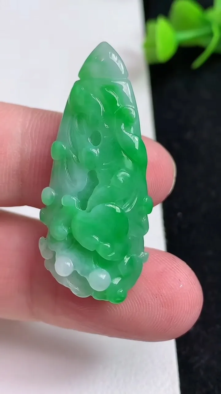 天然A货翡翠白菜吊坠，尺寸39-15.2-10.3，重量:9.01g
5月17日