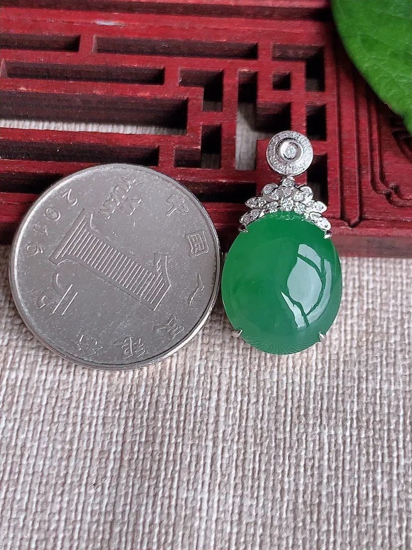 天然A货翡翠18K金伴满绿蛋面吊坠尺寸26×16×13.7×8.6m量5.67g 0516