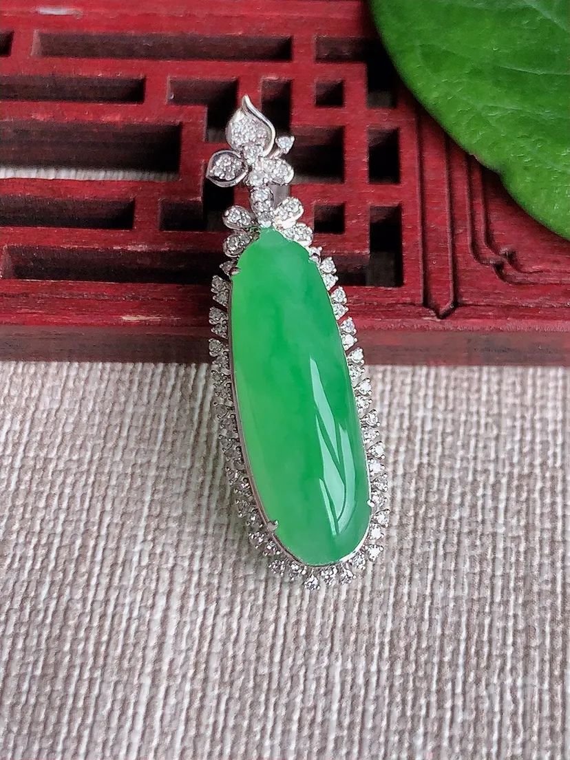 天然A货翡翠18K金伴满绿福瓜吊坠尺寸35.8×11×10裸石23.4×7.7m量4.50g 0516