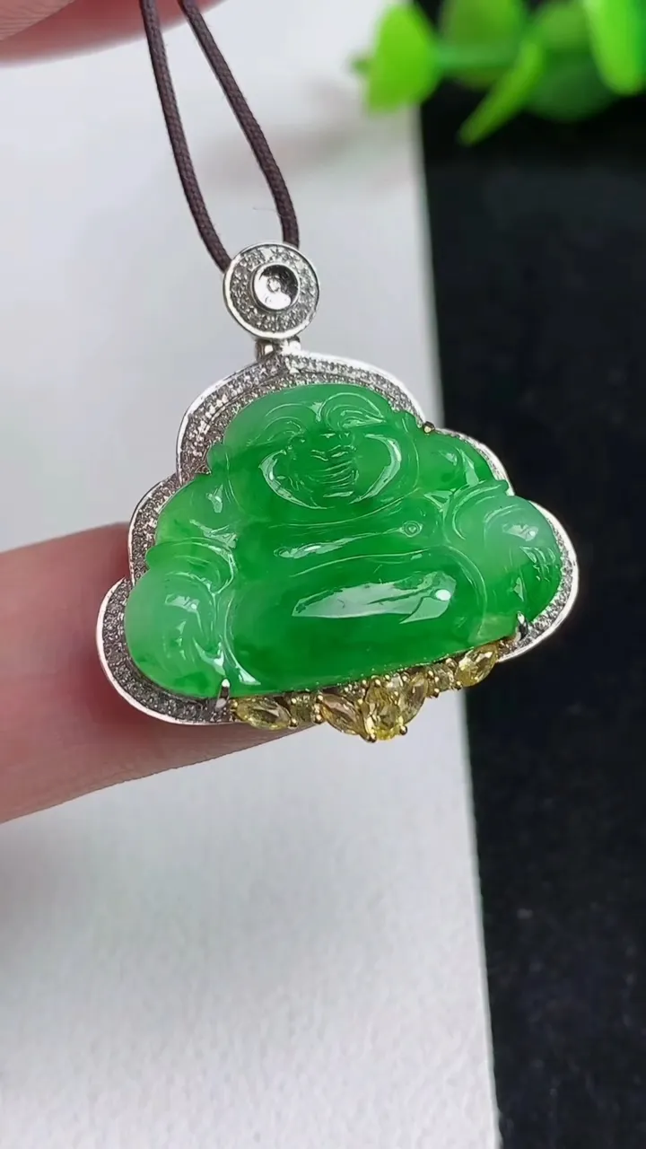 天然A货翡翠佛公吊坠，尺寸28.5-27-7.2，裸石16-24，重量:4.65g
5月17日