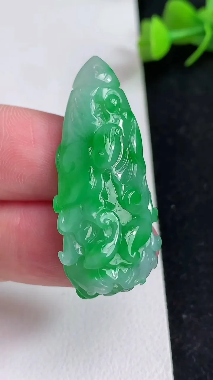 天然A货翡翠白菜吊坠，尺寸39-15.2-10.3，重量:9.01g
5月17日