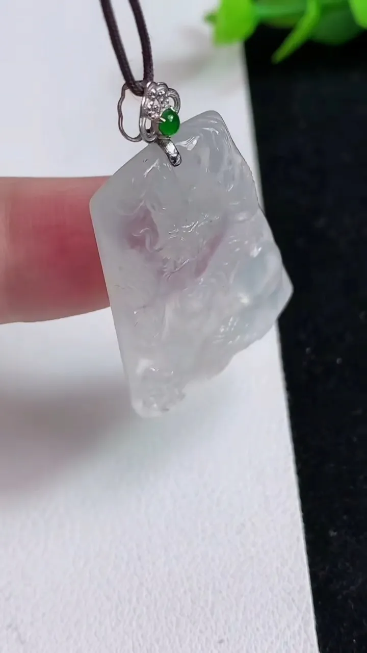 天然A货翡翠白冰龙牌吊坠，尺寸32.8-25-4.3，重量:7.50g
5月17日