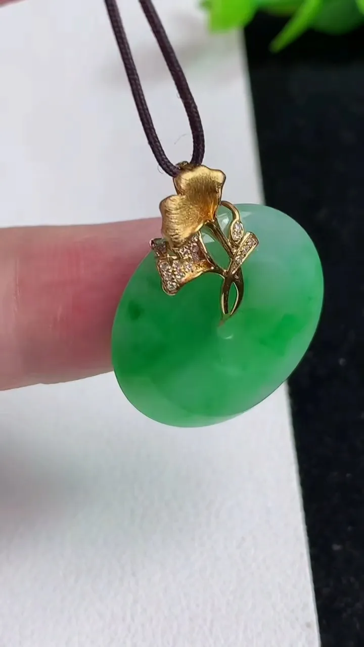 天然A货翡翠平安扣吊坠，尺寸23-4.8，重量:5.98g
5月17日