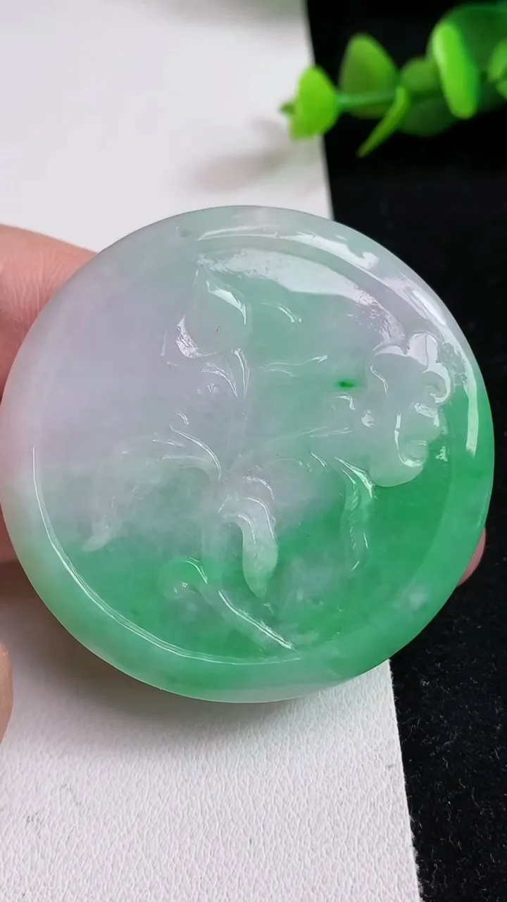 天然A货翡翠观音菩萨吊坠，尺寸50-9，重量:45.20g
5月17日