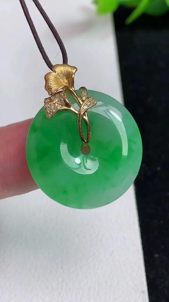 天然A货翡翠平安扣吊坠，尺寸23-4.8，重量:5.98g
5月17日