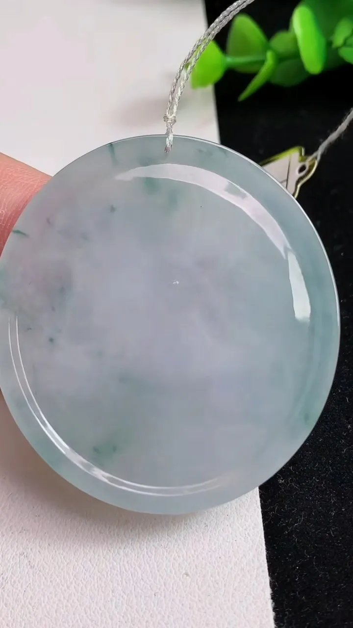 天然A货翡翠飘花观音菩萨吊坠，尺寸52.8-48.8-5.3，重量:29.61g
5月17日