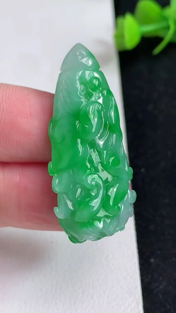天然A货翡翠白菜吊坠，尺寸39-15.2-10.3，重量:9.01g
5月17日
