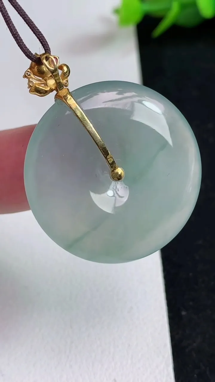 天然A货翡翠平安扣吊坠，尺寸29.2-4.8，重量:9.29g
5月17日