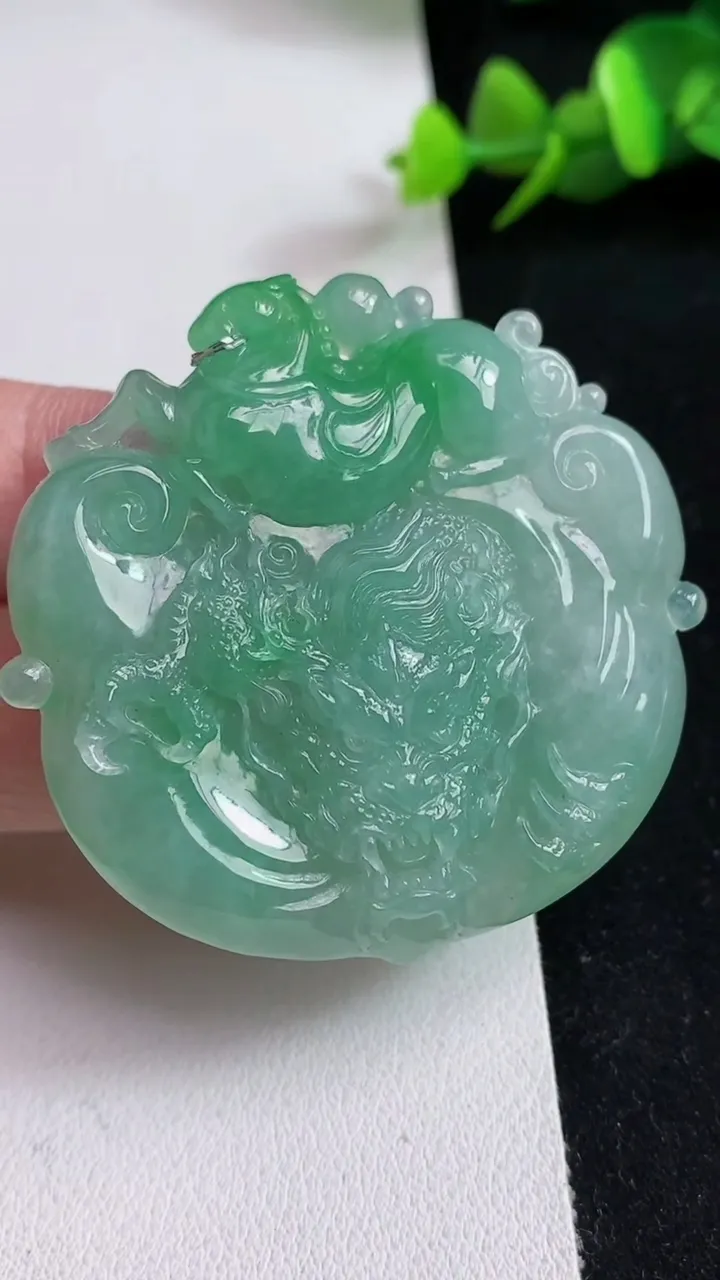 天然A货翡翠龙马精神吊坠，尺寸48.7-49.7-8.4，重量:32.13g
5月17日
