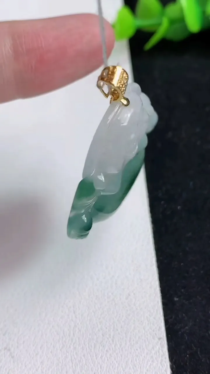 天然A货翡翠飘花佛公吊坠，尺寸31.8-35-6，重量:10.50g
5月17日