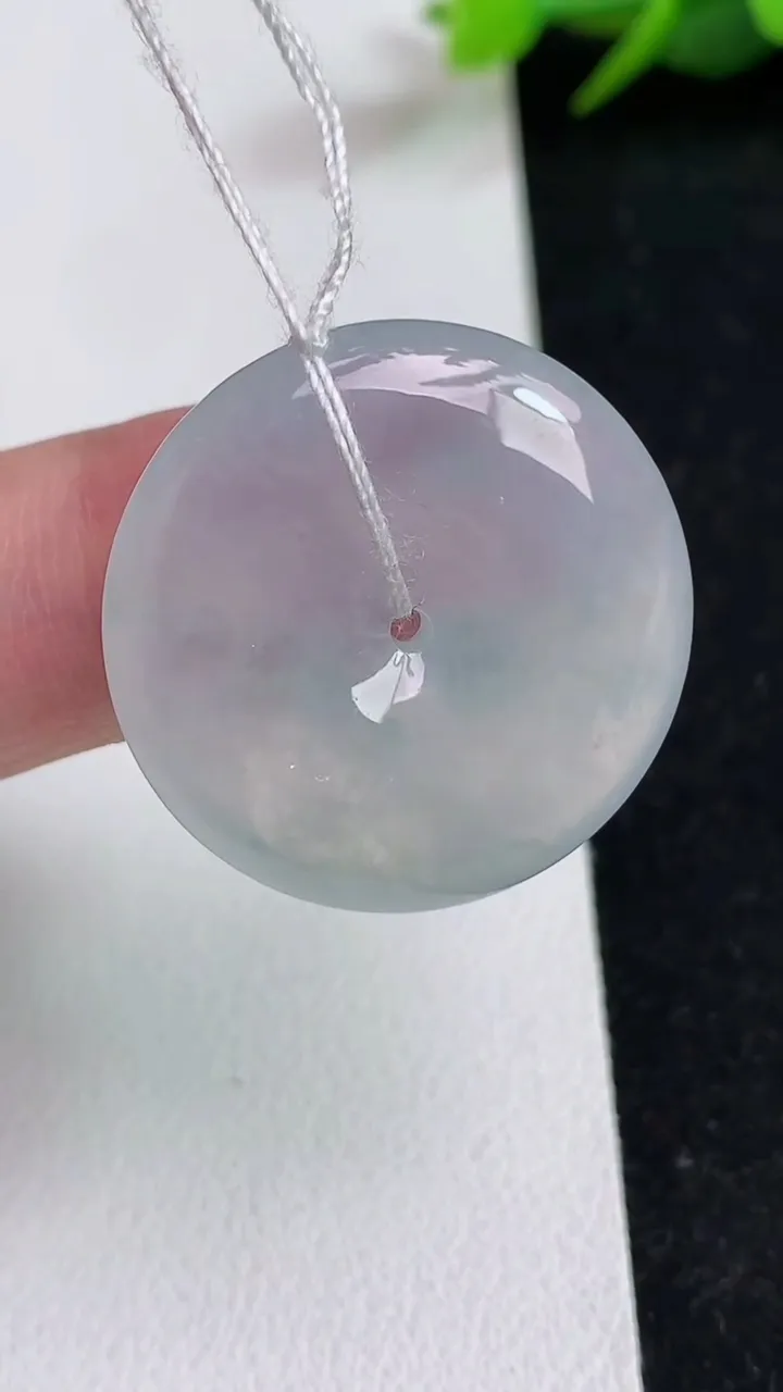 天然A货翡翠白冰平安扣吊坠，尺寸26.3-5.4，重量:8.30g
5月17日