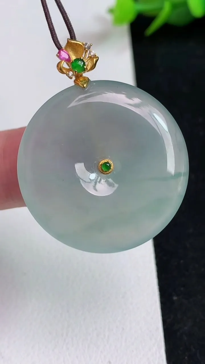 天然A货翡翠平安扣吊坠，尺寸29.2-4.8，重量:9.29g
5月17日