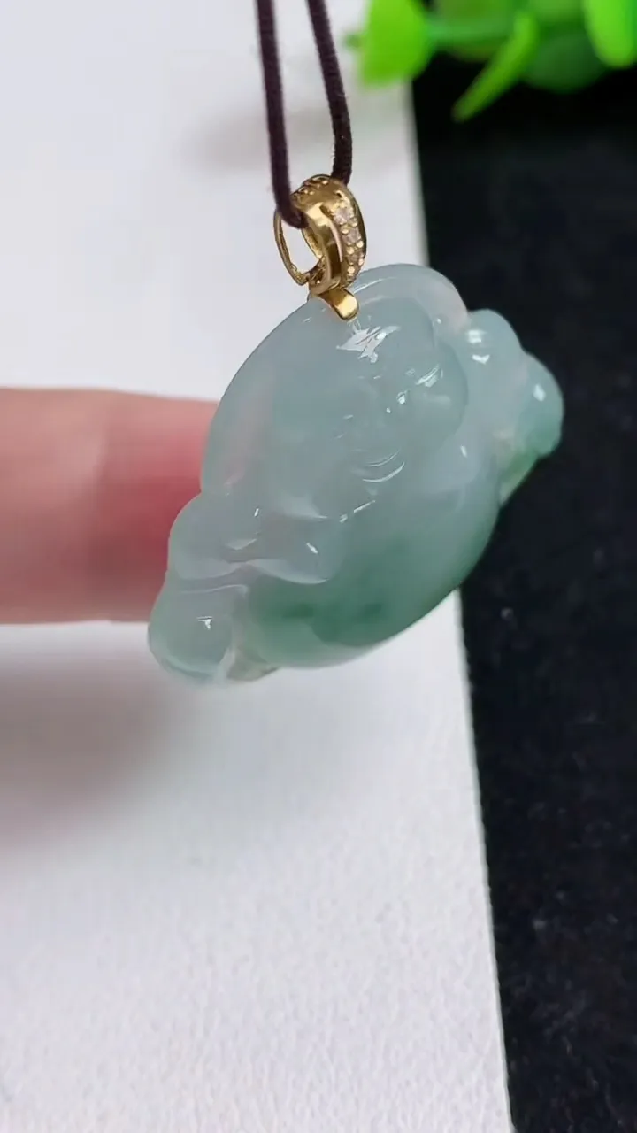 天然A货翡翠飘花佛公吊坠，尺寸30.5-32-6，重量:8.90g
5月17日