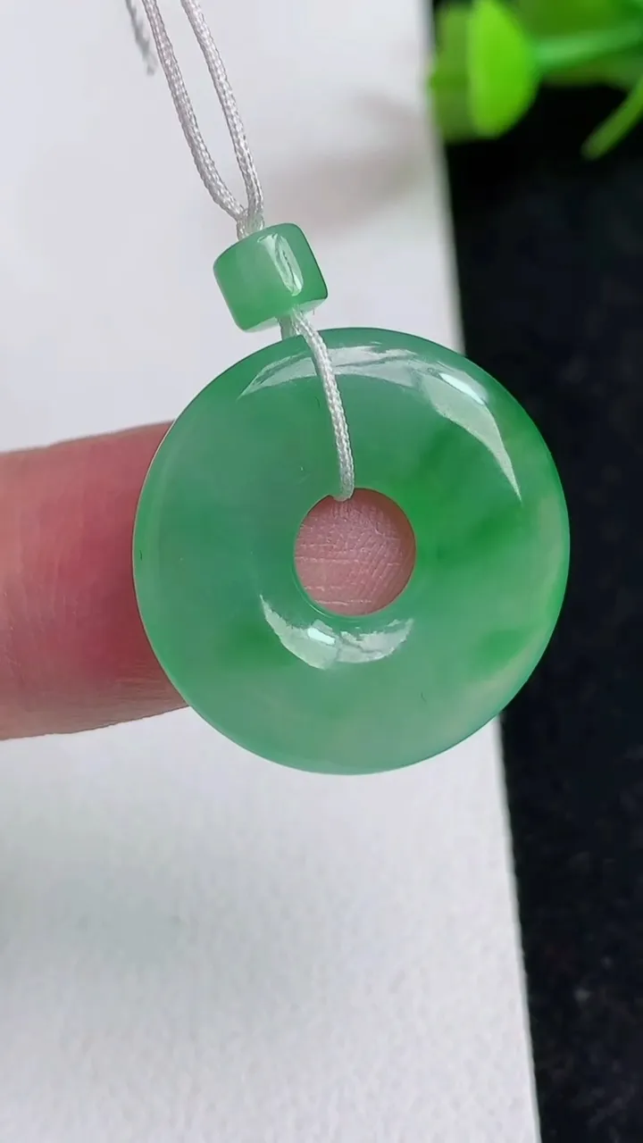 天然A货翡翠平安环吊坠，尺寸21-3.4，重量:3.36g
5月17日