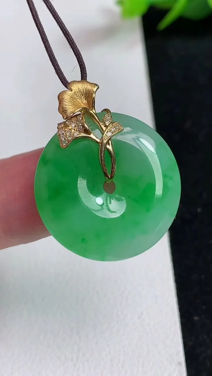 天然A货翡翠平安扣吊坠，尺寸23-4.8，重量:5.98g
5月17日