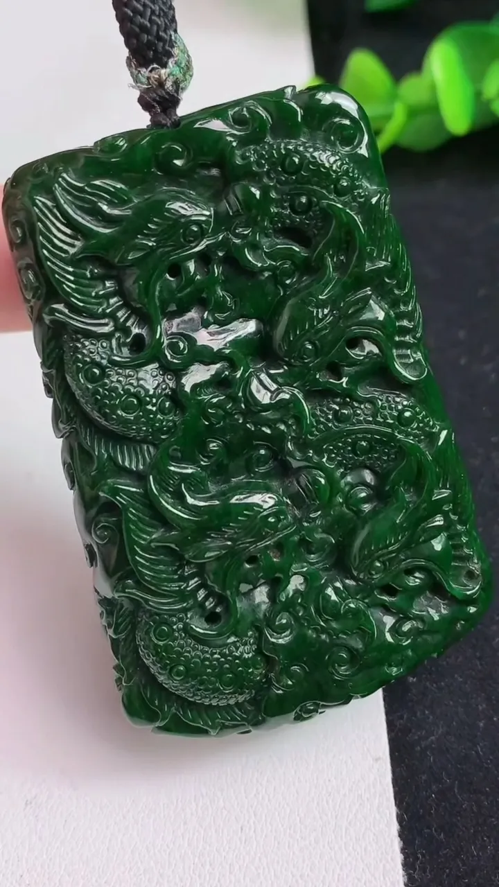 天然A货翡翠九龙至尊 龙牌吊坠，尺寸61.2-39.2-12，重量:61.65g
5月17日