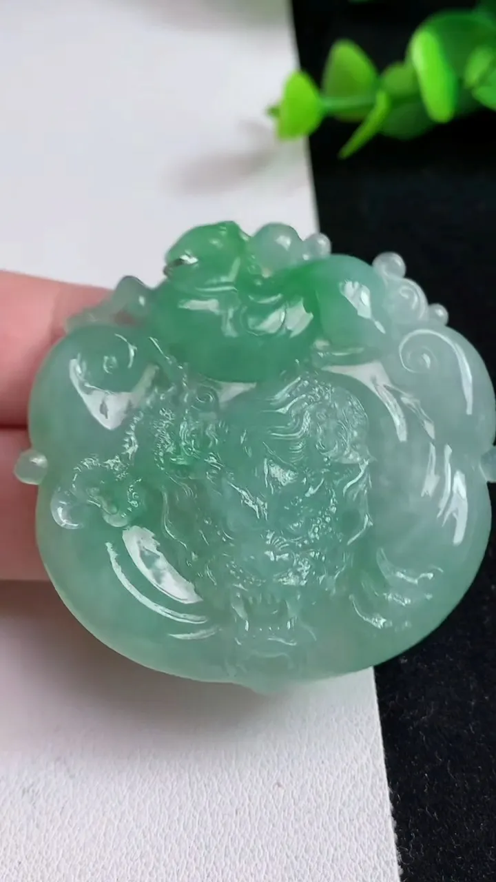 天然A货翡翠龙马精神吊坠，尺寸48.7-49.7-8.4，重量:32.13g
5月17日