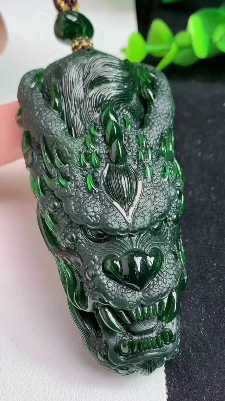 天然A货翡翠老蓝水龙牌吊坠，尺寸78.4-36.8-17.3，重量:89.09g
5月17日