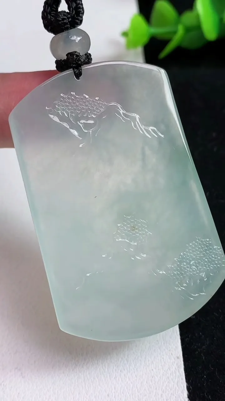 天然A货翡翠白冰山水牌吊坠，尺寸52.5-35.3-5.6，重量:32.01g
5月17日