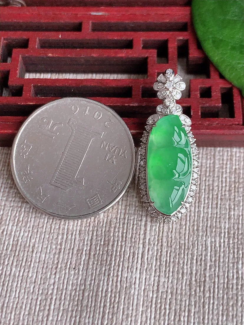 天然A货翡翠18K金伴甜绿四季豆福豆平安豆吊坠尺寸30×11.4×9裸石18.5×7.8m量4.39g 0516