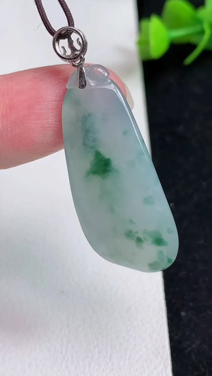 天然A货翡翠飘花福瓜吊坠，尺寸36.3-15.4-7.8，重量:7.68g
5月17日