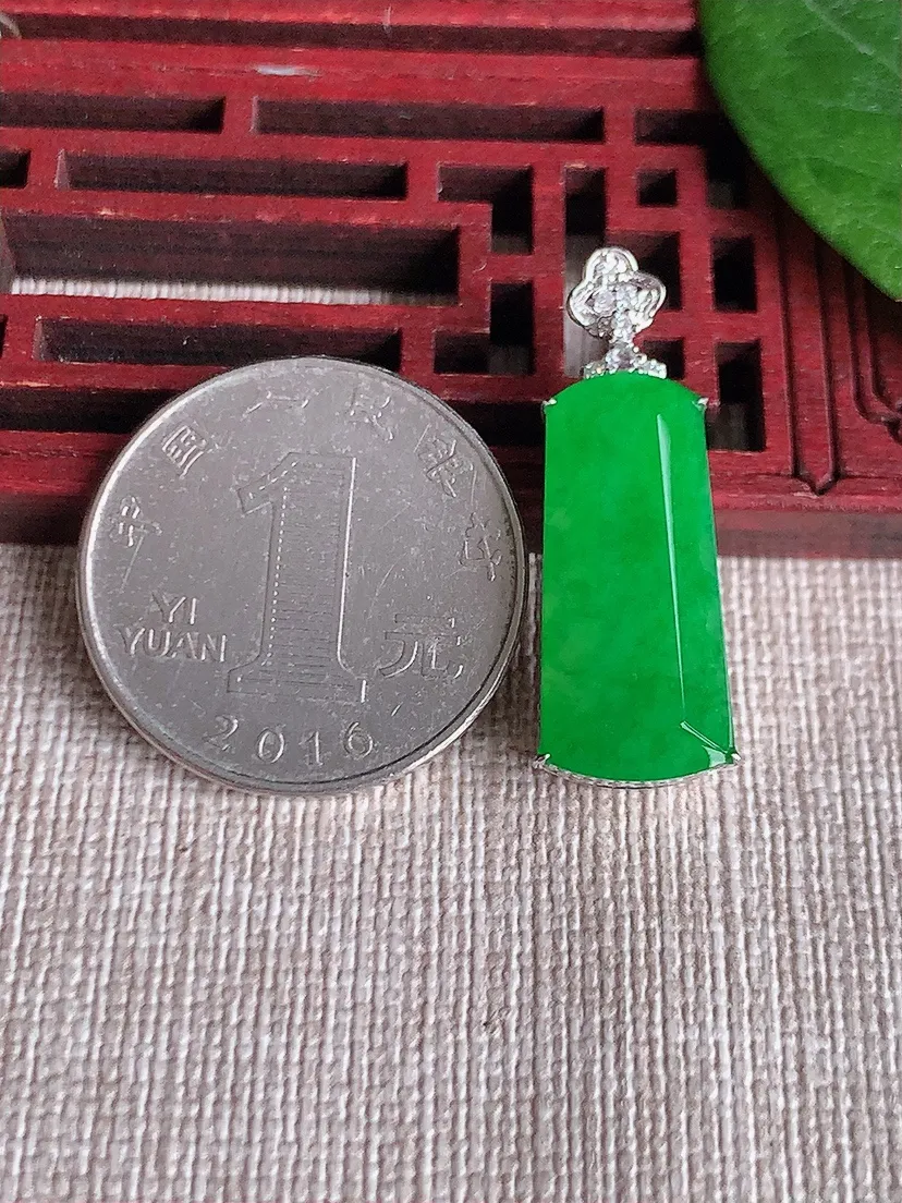 天然A货翡翠18K金伴阳绿无事牌吊坠尺寸29.8×22×9.8×6m量3.73g 0516