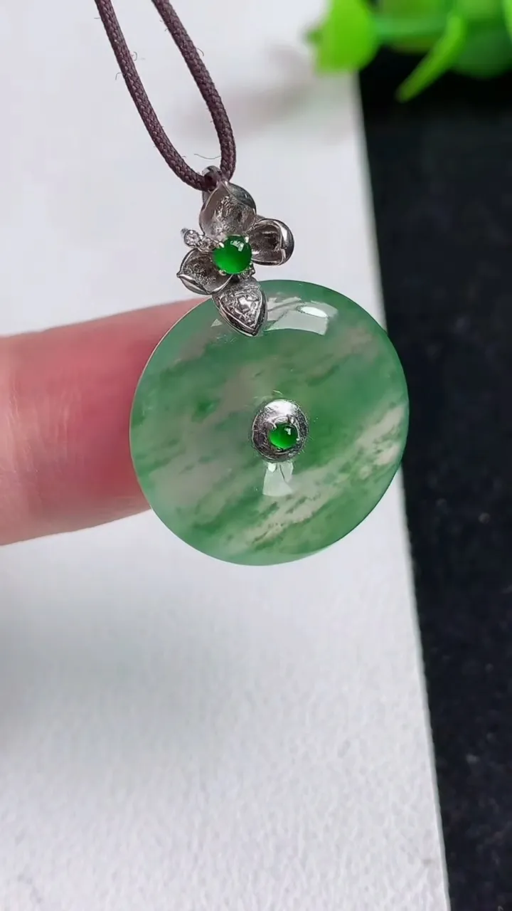 天然A货翡翠平安扣吊坠，尺寸20.3-4.5，重量:4.40g
5月17日