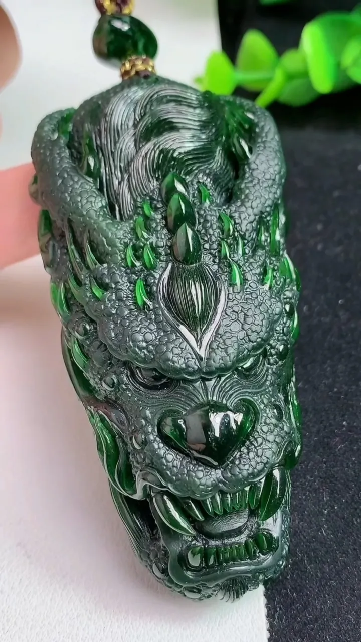 天然A货翡翠老蓝水龙牌吊坠，尺寸78.4-36.8-17.3，重量:89.09g
5月17日