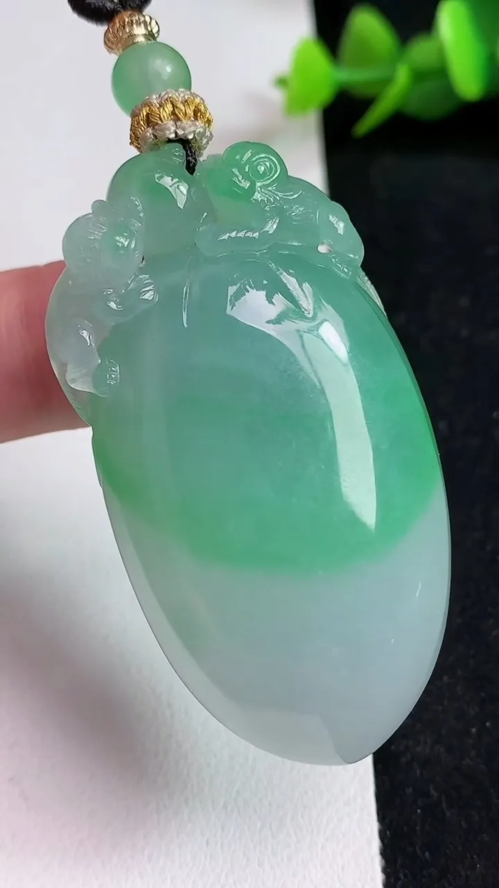 天然A货翡翠灵猴献瑞 福瓜吊坠，尺寸52.2-28-15.6，重量:44.50g
5月17日