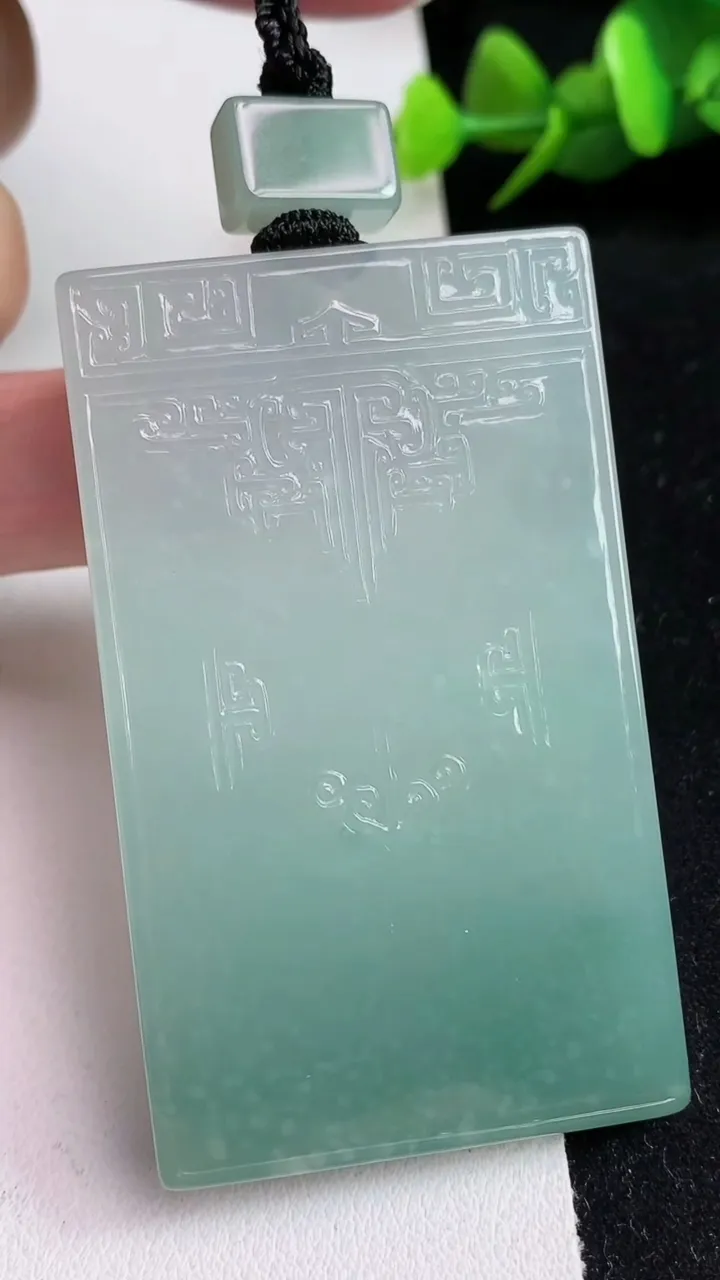 天然A货翡翠仿古无事牌吊坠，尺寸60.8-36.2-5.5，重量:45.21g
5月17日