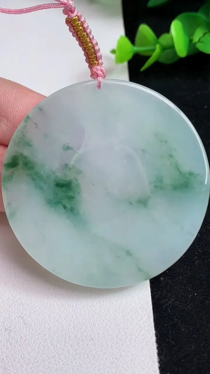 天然A货翡翠飘花大势至观音菩萨吊坠，尺寸56-4.8，重量:34.38g
5月17日