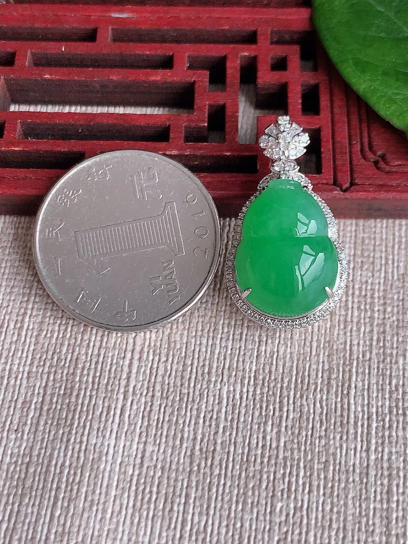 天然A货翡翠18K金伴阳绿葫芦吊坠尺寸27.8×15.3×11裸石17×12.5m量5.53g 0516