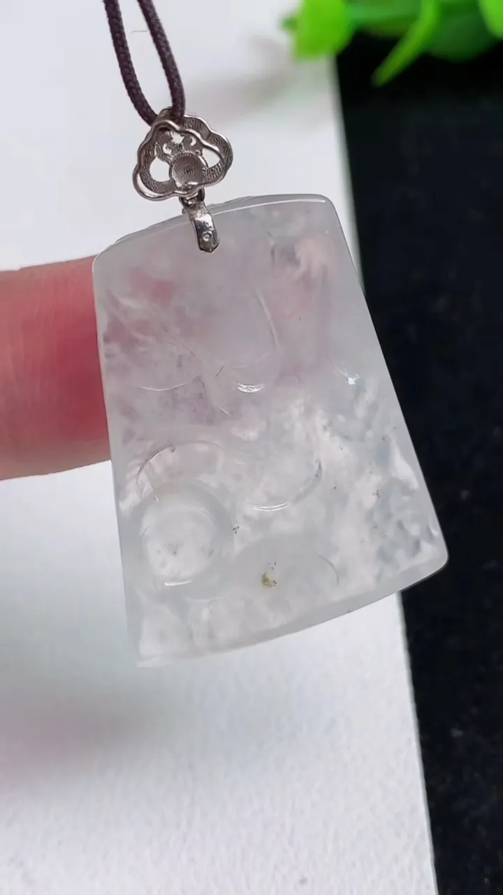 天然A货翡翠白冰龙牌吊坠，尺寸32.8-25-4.3，重量:7.50g
5月17日
