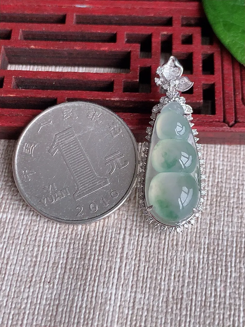 天然A货翡翠18K金伴飘花四季豆福豆平安豆吊坠尺寸34.5×12.6×9.2裸石23×10m量3.50g 0516