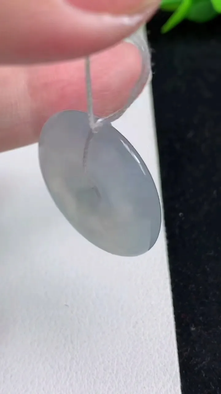 天然A货翡翠白冰平安扣吊坠，尺寸26.3-5.4，重量:8.30g
5月17日
