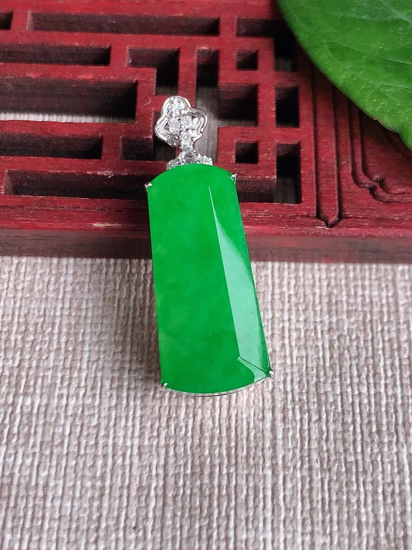 天然A货翡翠18K金伴阳绿无事牌吊坠尺寸29.8×22×9.8×6m量3.73g 0516