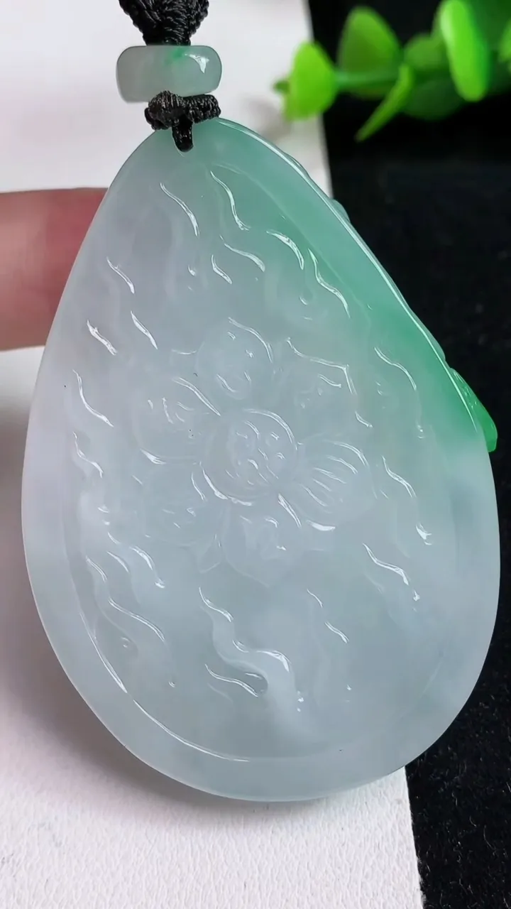 天然A货翡翠虚空藏观音菩萨吊坠，尺寸61-43.4-10.5，重量:54.38g
5月17日
