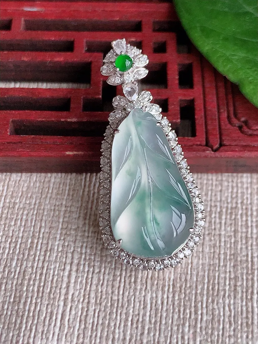 天然A货翡翠18K金伴飘花叶子金枝玉叶吊坠尺寸35.8×15.8×10.6裸石22×12m量6.55g 0516